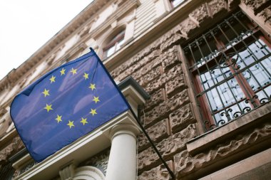 Avrupa Birliği bayrağı Avrupa 'da bir iskan binasının ön cephesinde ya da balkonunda. Yüksek kalite fotoğraf