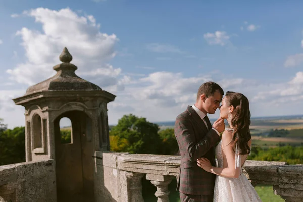 Los Novios Besan Terraza Del Palacio Contra Cielo Foto Alta — Foto de Stock