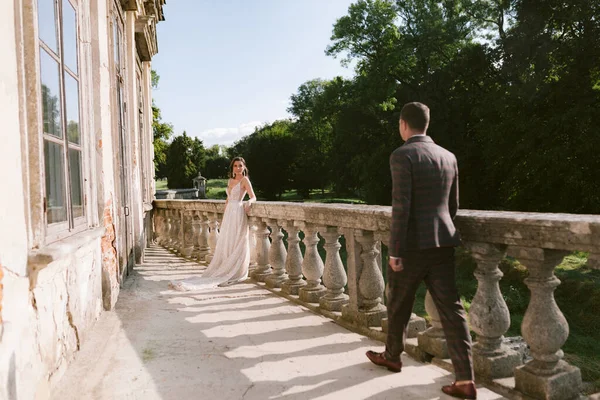 Damat Sarayın Terasındaki Geline Gider Gelin Damadın Portresi — Stok fotoğraf