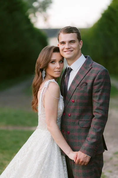 El retrato de la novia impresionante y el novio sonriente. Felices recién casados. Pareja de bodas. Boda foto —  Fotos de Stock