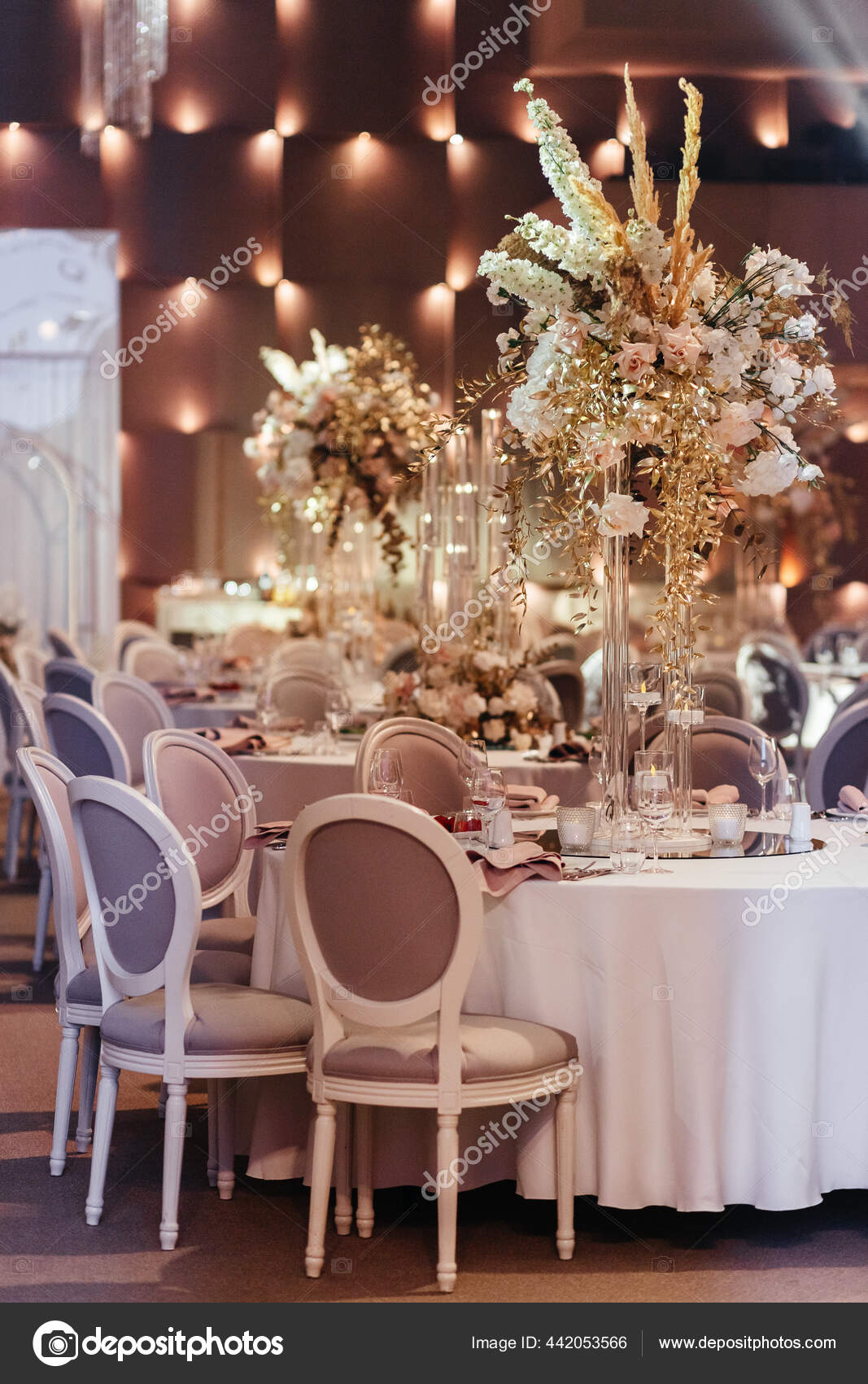 Vista sobre la mesa de comedor de la boda decorada con flores y velas.  Lugar para invitados en la boda. Ajuste de mesa boda. Banquete de boda —  Foto de stock #442053566 © vinigret, image size:1067x1700