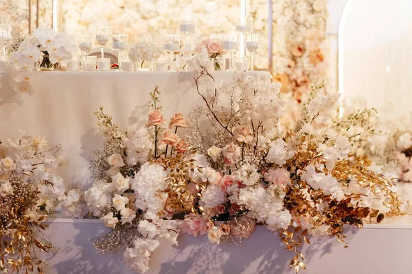 Decoración de flores en la boda. Fondo de flores ligeras. Velas blancas sobre la mesa —  Fotos de Stock