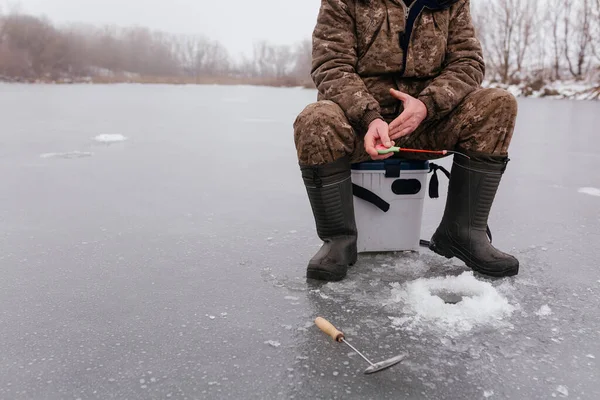 Рыбак Ловит Рыбу Ледяной Яме Замерзшем Озере Безликий Рыбак Зимой — стоковое фото