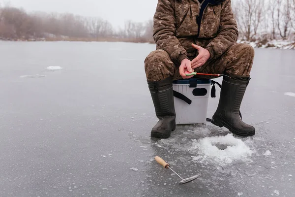 Pescatore Cattura Pesce Nella Buca Ghiaccio Sul Lago Ghiacciato Uomo — Foto Stock