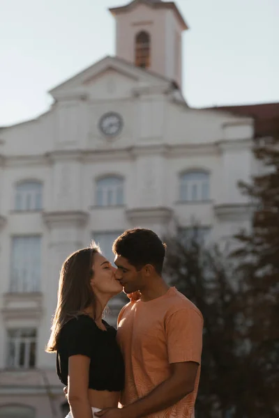 커플이 반짝이는 앞에서 공간으로 키스를 있습니다 사랑하는 커플이 도시에 도시의 — 스톡 사진