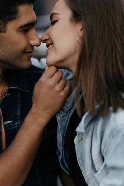 Glada Unga Par Förälskade Klädda Avslappnad Stil Kysser Med Näsan — Stockfoto