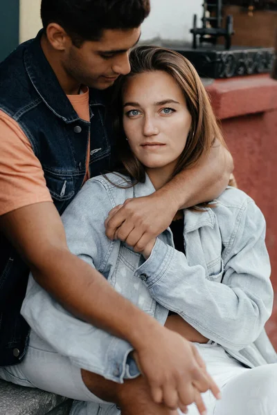 Snygga Unga Par Som Kramas Man Och Kvinna Bär Jeans — Stockfoto