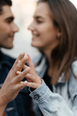 Aşıkların elleri bulanık erkek ve kadın yüzlerinin arka planında. Mesajınız için arka planda yer alın. Şehirde birbirine aşık bir çift. Şehir Aşk Hikayesi