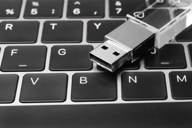 Dizüstü bilgisayarda cam USB bellek, klavyede de USB bellek. Yüksek kalite fotoğraf