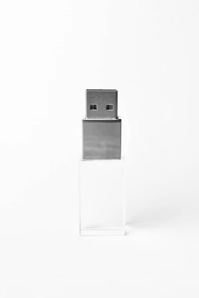 Svislé sklo transparentní USB disk s kovovou vložkou izolované na šedém pozadí. Rozvržení. Rozumím. Vysoké rozlišení. — Stock fotografie