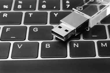 Dizüstü bilgisayarda cam USB bellek, klavyede de USB bellek. Yüksek kalite fotoğraf