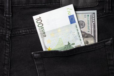 Siyah kotun cebinden 100 euro ve 100 dolarlık banknotlar çıkıyor.