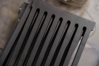 Metal bileşenler, kazan imalatına odaklanan yoğun bir atölyede özenle şekillendiriliyor. Her parça ustalığı yansıtıyor..