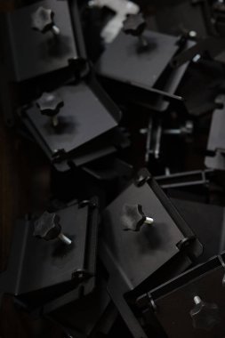 Kazanlar için metal parçalar gölgeler ve yarım kalmış yapılarla dolu bir atölyede düzenleniyor. Atmosfer endüstriyel yaratıcılığı yakalıyor.