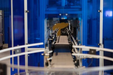 Yüksek teknolojili makineler modern endüstriyel ortamda verimliliği ve hassasiyeti vurgulayarak otomatik görevleri yerine getirirler..