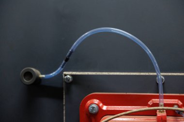 Şeffaf borular laboratuardaki ekipmanları birbirine bağlar, deneyler için gerekli olan dikkatli düzenleme ve hassasiyeti gösterir.