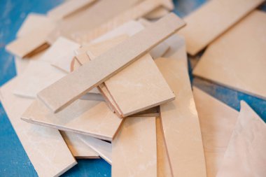 Dağıtılmış ahşap parçaları canlı mavi bir masanın üzerinde duruyordu. Sanat ve tasarım potansiyelini gözler önüne seriyordu. Her parça işçiliğin hikayesini anlatıyor..