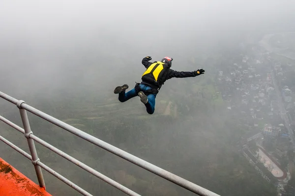 Base jump dari bridge — Stok Foto
