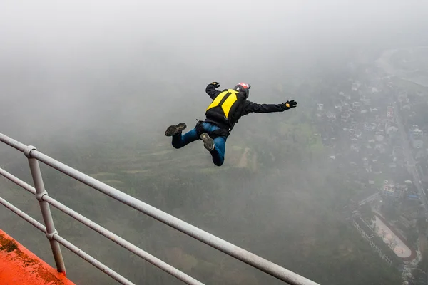 Salto de base desde el puente — Foto de Stock