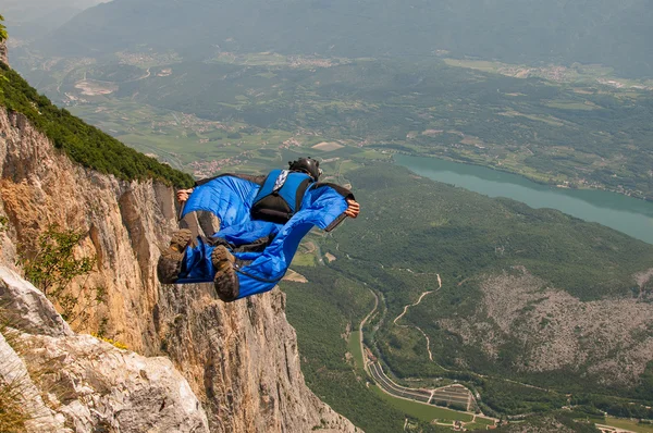 Base-jumpen uit de bergen — Stockfoto