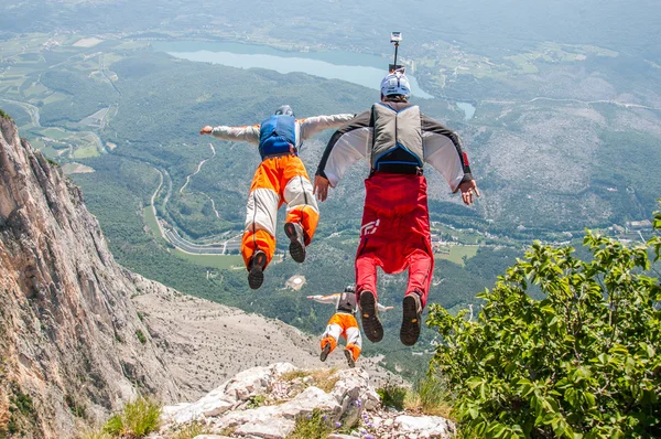 Base-jumpen uit de bergen Stockfoto