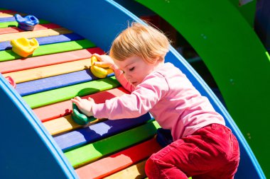 Küçük kız faaliyetleri üzerinde açık plyaground vardır.