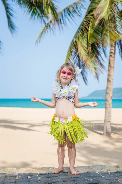 Menina com pintura facial em traje havaiano — Fotografia de Stock