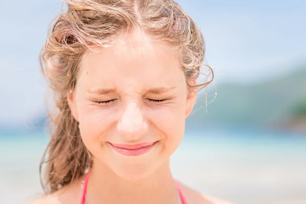 Εφηβικό κορίτσι squinting μάτια δύο — Φωτογραφία Αρχείου