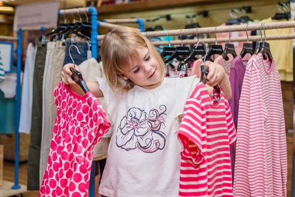 Menina escolher roupas — Fotografia de Stock