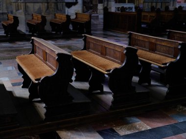 Prag Şatosu Aziz Vitus Katedrali 'ndeki banklarda.