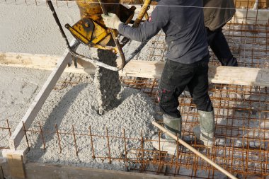 Bir beton zemin sarı kask ile şantiye çalışanları