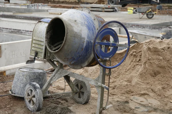 Betonmischer steht alleine da — Stockfoto