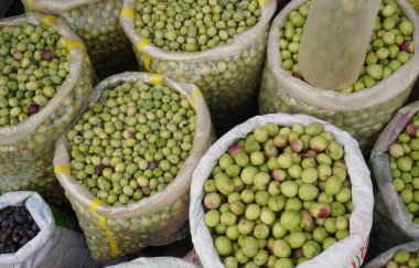              Doğu pazarında yeni hasat zeytinleri.                  