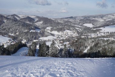              Harika kış manzarası. Güneşli bir günde muhteşem dağlık araziler. Noel ziyafeti. Kış dağı ormanı. Karlı dağlar ve güzel mavi gökyüzü. Şaşırtıcı doğa geçmişi                 