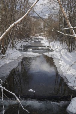    Harika kış manzarası. Güneşli bir günde muhteşem dağlık araziler. Noel ziyafeti. Kış dağı ormanı. Karlı dağlar ve güzel mavi gökyüzü. İnanılmaz bir doğa geçmişi var. Rüzgar karı taşıyor, bir kar fırtınası. Kış kartpostalı. Dondurucu nehir