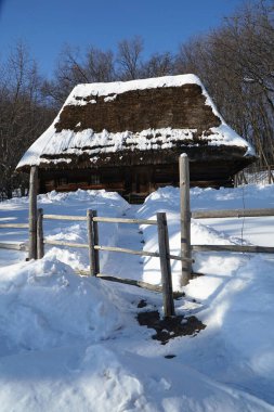 Ahşap evlerle harika kış manzarası. Kış köyü. Sıcak güneş ışığında buzlu ağaçlar. Resimli doğal manzaralar                          