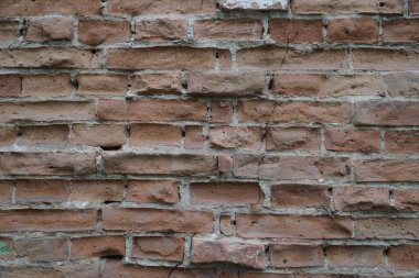  Manastırın duvarında antik kırmızı tuğla işi var.                              