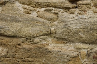  Manastır duvarındaki antika tuğla işi.               