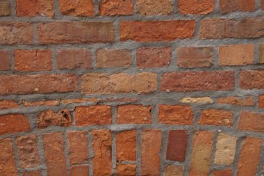 Manastırın duvarında antik kırmızı tuğla işi var.                        