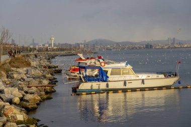 Rıhtımın yanında duran eğlence teknesi
