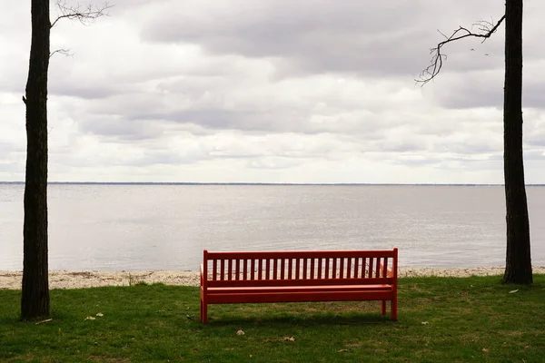 Empty Bench Spring Park Perfect Place Get Away Urban Problems — Stock Photo, Image