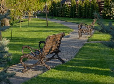 Bahar parkındaki güzel banklar. Şehir sorunlarından kaçmak için mükemmel bir yer.