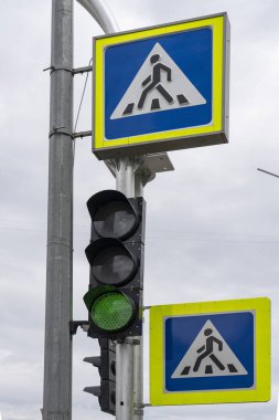 Yaya geçidi trafik ışıklarının yandığı yol işaretleri