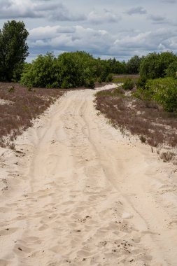 Düz araziden geçen toprak yol off-road araçlarının geçişi için tasarlanmış..