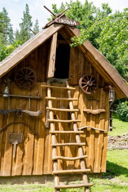 Güzel tasarlanmış ahşap kulübe, antika aletlerle, ekolojik eğlence için tasarlanmış.