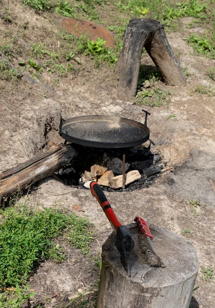 Elkészített Piknik Terület Grillezési Lehetőséggel Nagy Csonk Tűzifa Aprítására — Stock Fotó