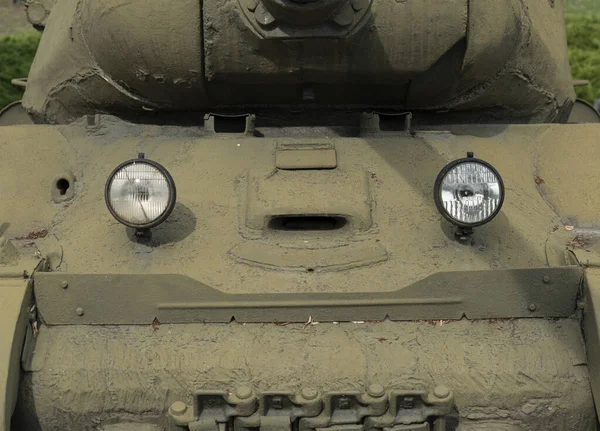 坦克前部装甲碎片的视图 带有备用履带和对称位置的两个前灯 — 图库照片