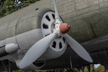 İkinci Dünya Savaşı 'ndan kalma bir uçak motorunun üç pervanesi..