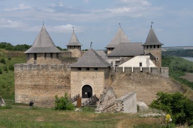 Khotyn Kalesi, Moldova 'da Mushat' ların yönetimi sırasında Rus Eflak tarafından inşa edilmiş, Khotyn 'de ortaçağ güçlendirilmiş bir yapıdır..