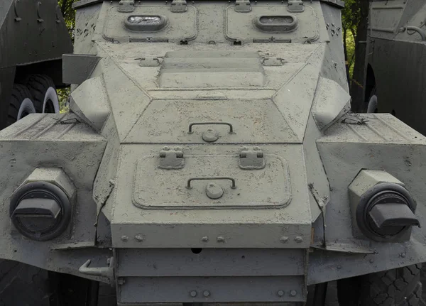 具有格栅单元和两个对称位置的前灯的装甲运兵车正面装甲碎片 — 图库照片